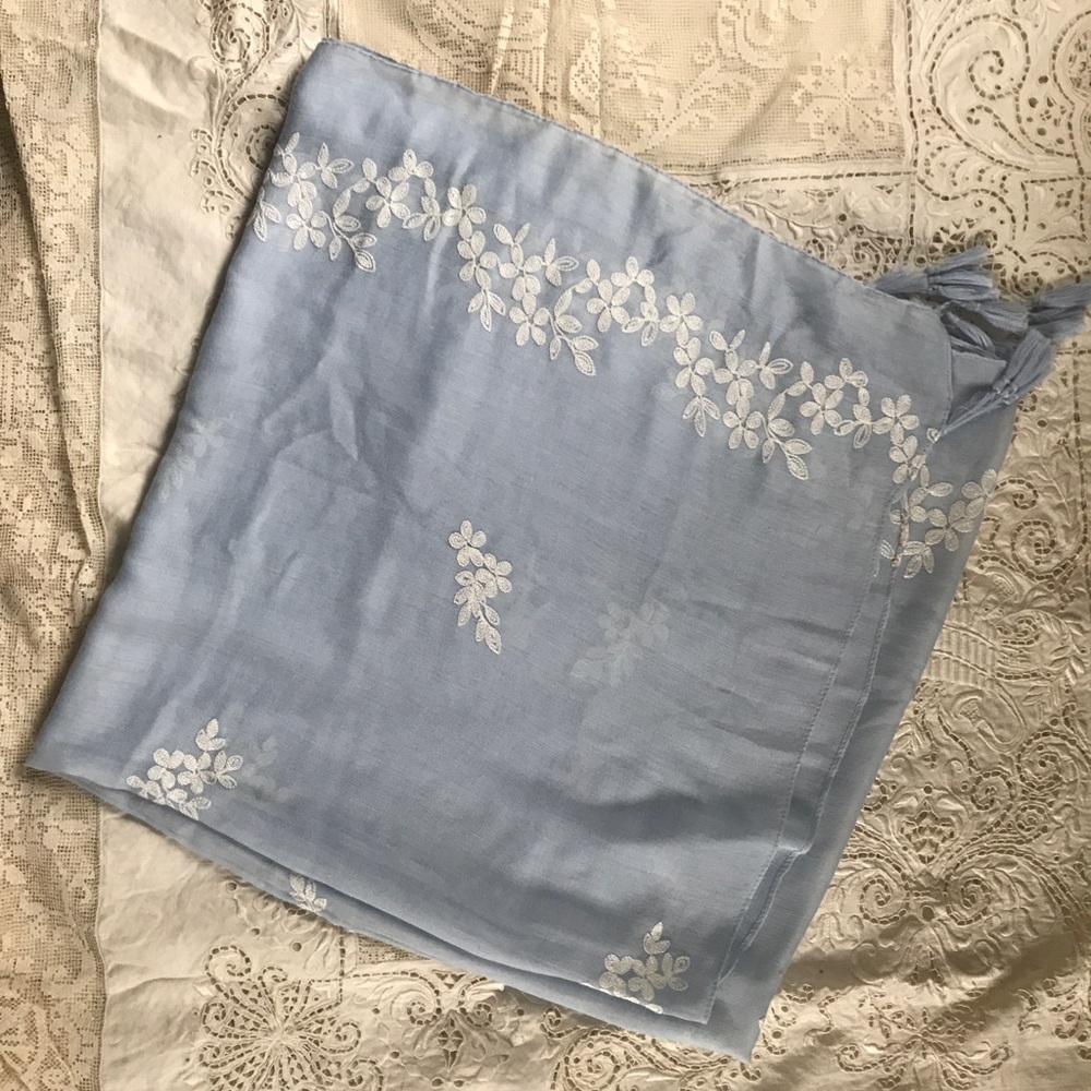 Anthropologie Elegantly embroidered scarf ❄️🕊❄️